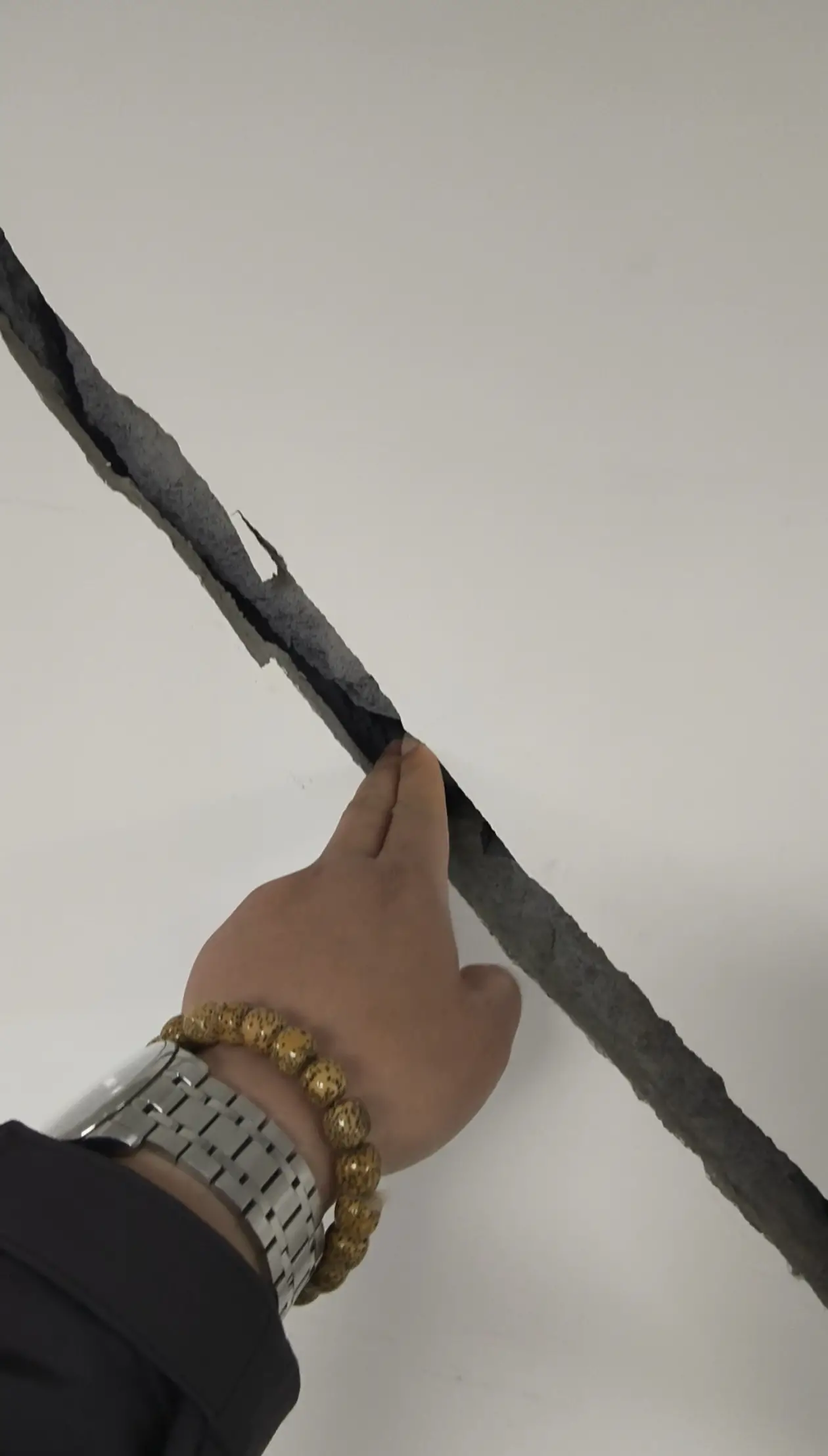 【小里帮忙】渭南中海紫御华府两商铺出现墙面开裂 仅20天裂缝达2指宽，高新城建局：系污水管破裂导致 两周内解决