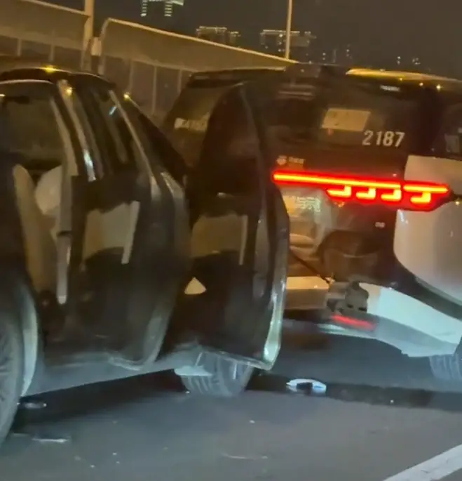 武汉萝卜快跑出租车系统异常有车停路中出事故 律师：车内乘客不承担事故责任