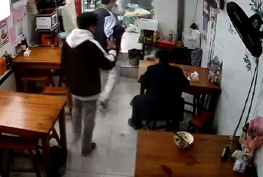 “给我们老师加个卤蛋吧！别让他知道”阜阳俩少年合吃一碗面用仅剩2元硬币给老师加卤蛋