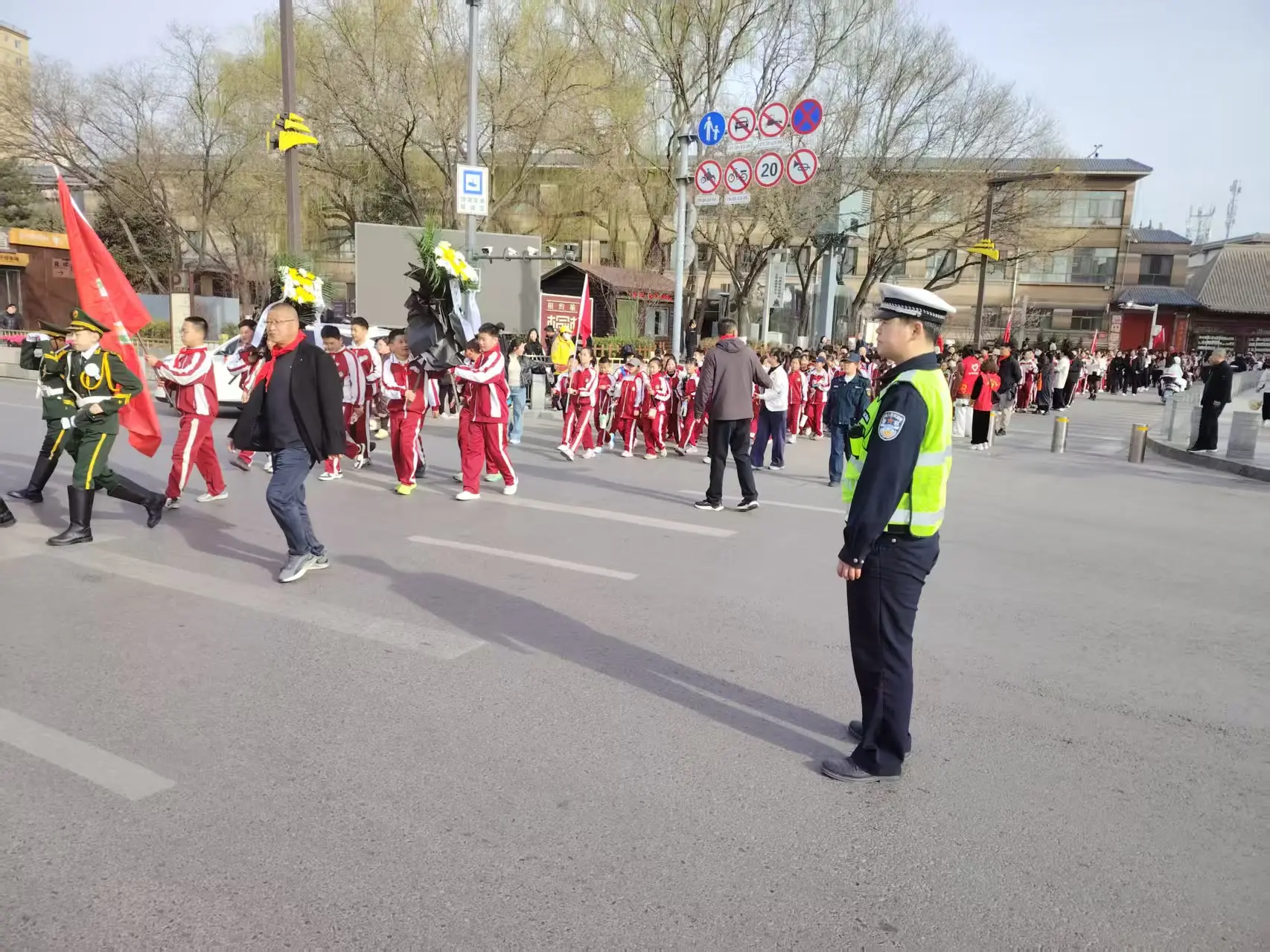 清明祭英烈守护平安路——榆林交警二大队全力保障小学生烈士陵园扫墓活动交通安全