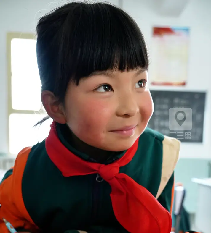 宝鸡文家坡小学大眼睛女孩受关注 校长回应：人生剧本不同  希望都能向上生长