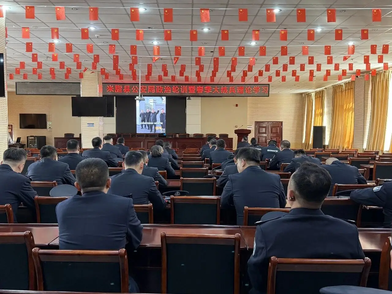 致敬·缅怀·奋进丨米脂县公安局组织观看“时代楷模”董亦军先进事迹专题片