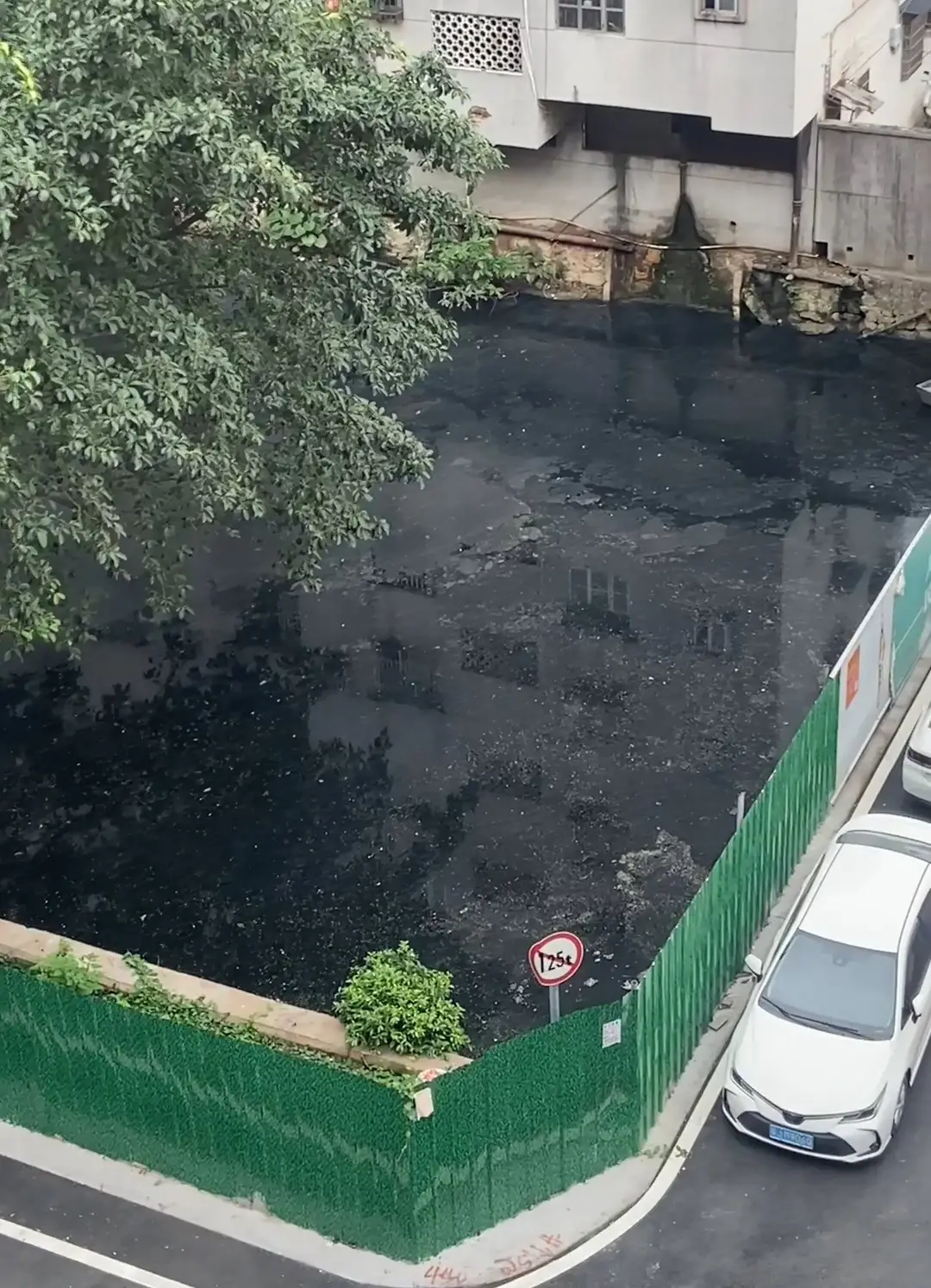 被围挡的污水臭味熏天多年难解决，业主：围挡遮了视线却遮不住恶臭，记者调查遭遇多部门“踢皮球”