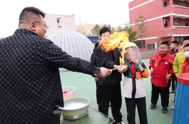 绥德科普大篷车开进校园 趣味互动点亮科学探索之旅