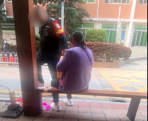 湖南儿童医院内保安踩碎“摊贩”玩具 网友看法不一，有人支持有人反对 医院：对画面不做评论