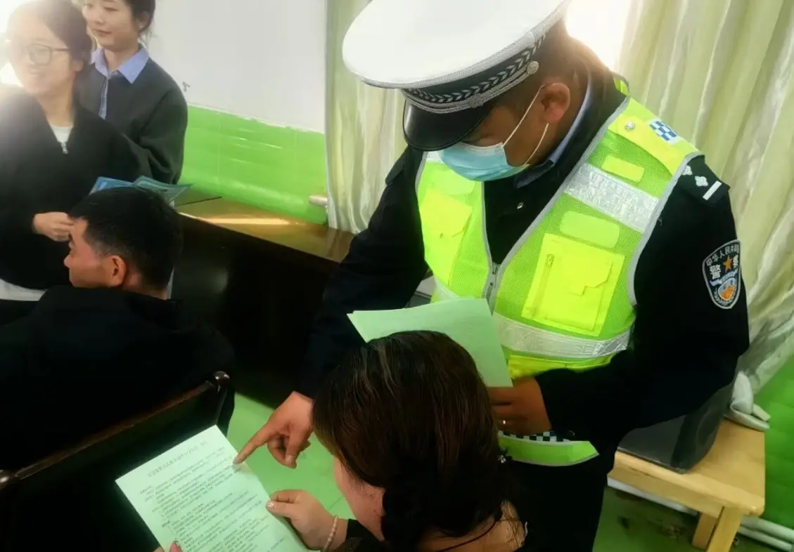 定边交警进幼儿园为教师和家长上交通安全课