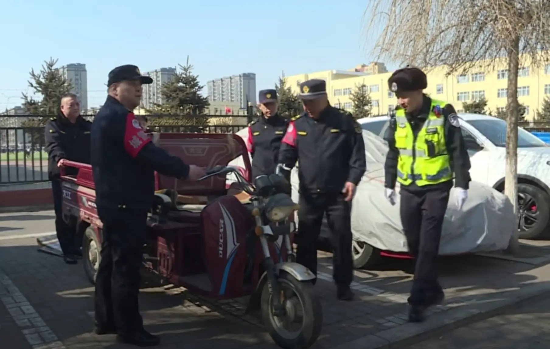 持续深化“清僵治乱”专项行动 筑牢城市管理长效防线