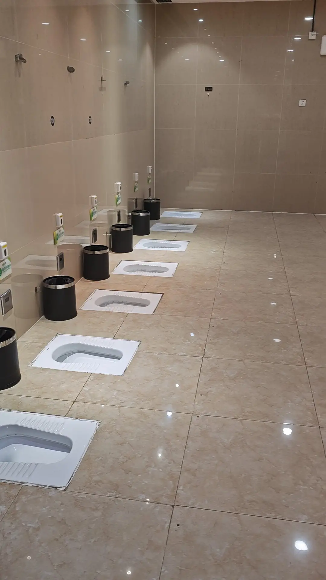 常州一万达广场女厕所无隔断引热议，商场回应：正在改造，会装围挡