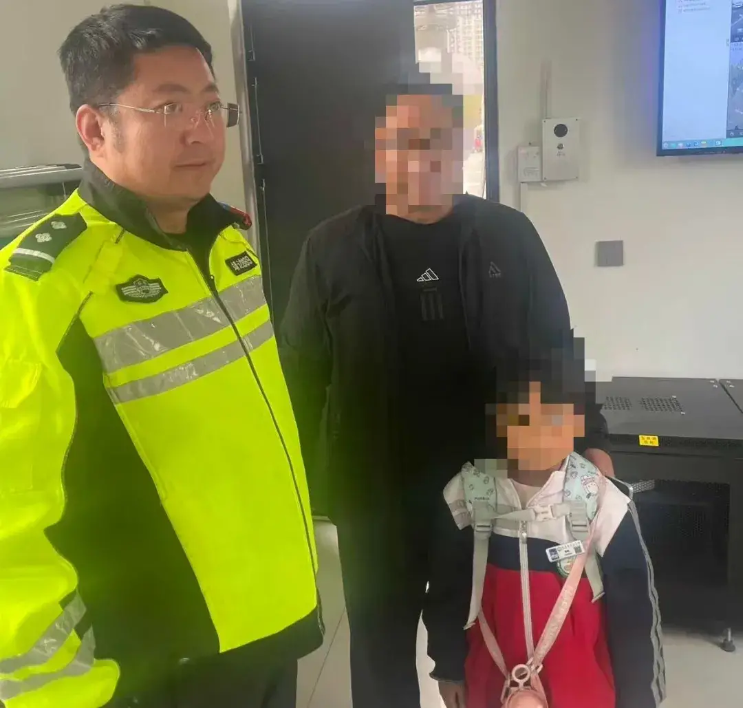 靖边交警暖心救助迷路女童 普及交安知识获家长致谢