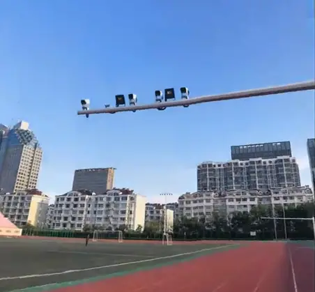 山东一高校体育场“交通摄像头”引热议 校方：实为智能体测系统