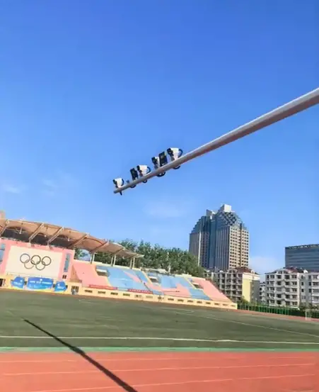 操场什么时候限速了？ 山东一高校体育场现交通摄像头引关注