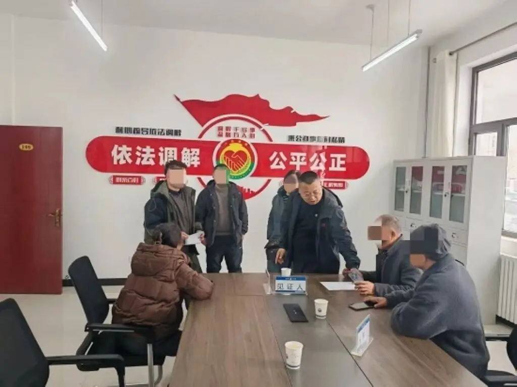 十八载亲情隔阂积怨深 佳县民警温情调解促姐弟握手言和