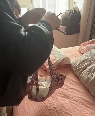 新生儿称重时摔落，疑被秤砣砸中，卫生服务中心：全国多地使用老式杆秤，当地卫健委介入调查