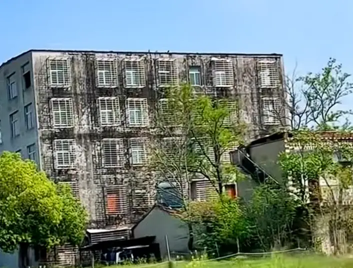 1500平违建成打卡地“123大厦” 湖北襄阳一村支书被免职 周边路段已封闭