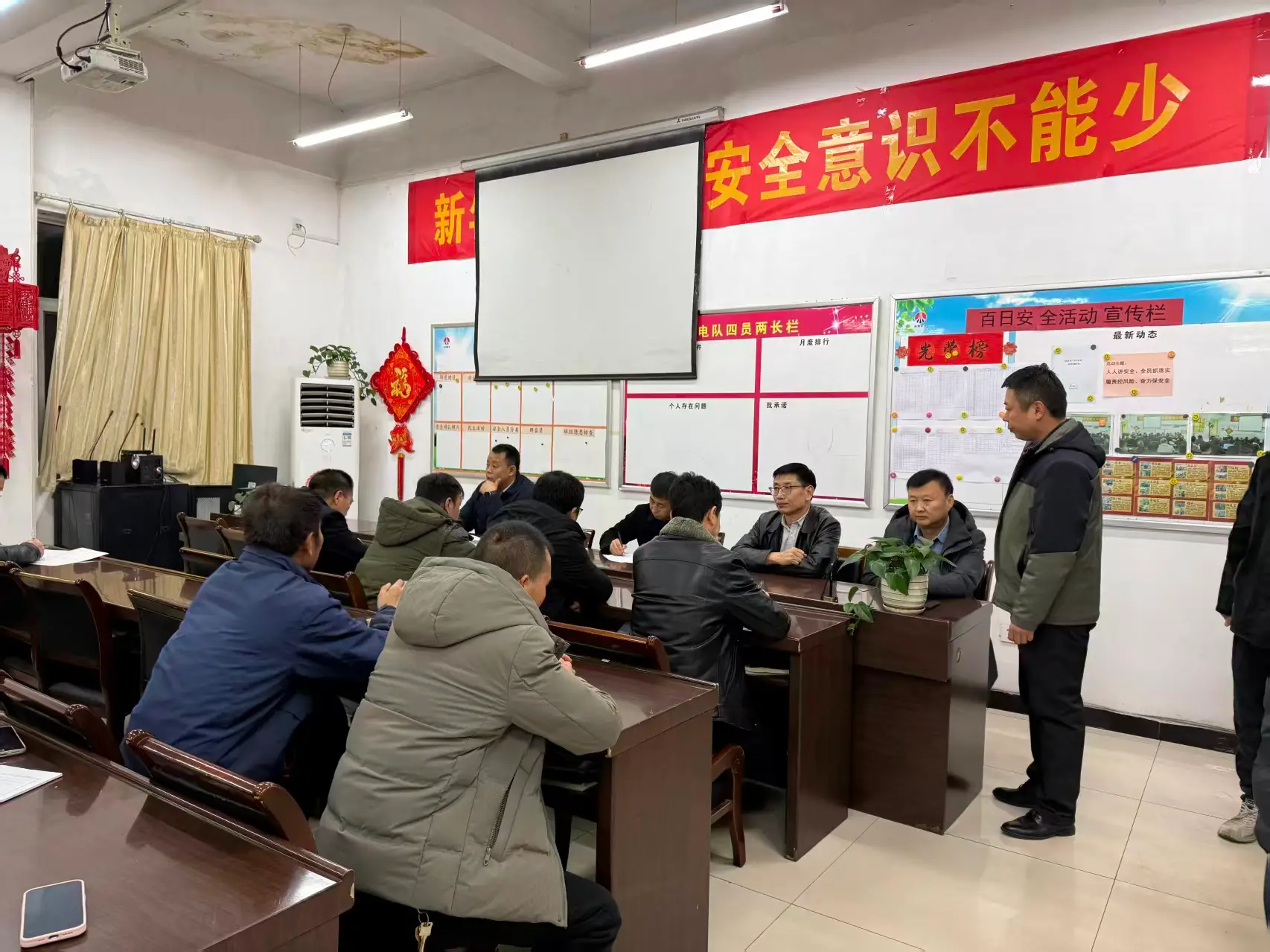 铜川矿业玉华煤矿柴家沟井：严监督提质效 强纪律保安全