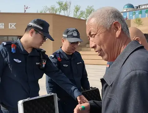 普及安全知识 夯实平安根基  市公安局联合榆阳分局开展国安宣传集中活动