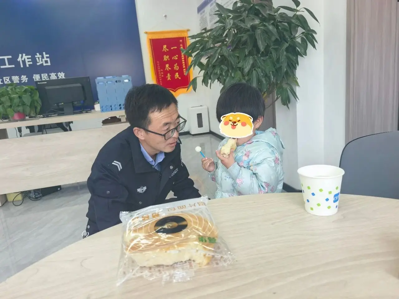 守护“小萌娃”！定边公安民警暖心救助走失女童
