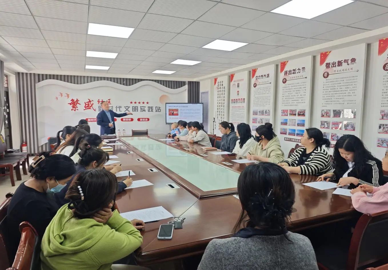 移风易俗：“书润心田 阅见文明”道德模范故事汇分享活动走进怀仁路街道