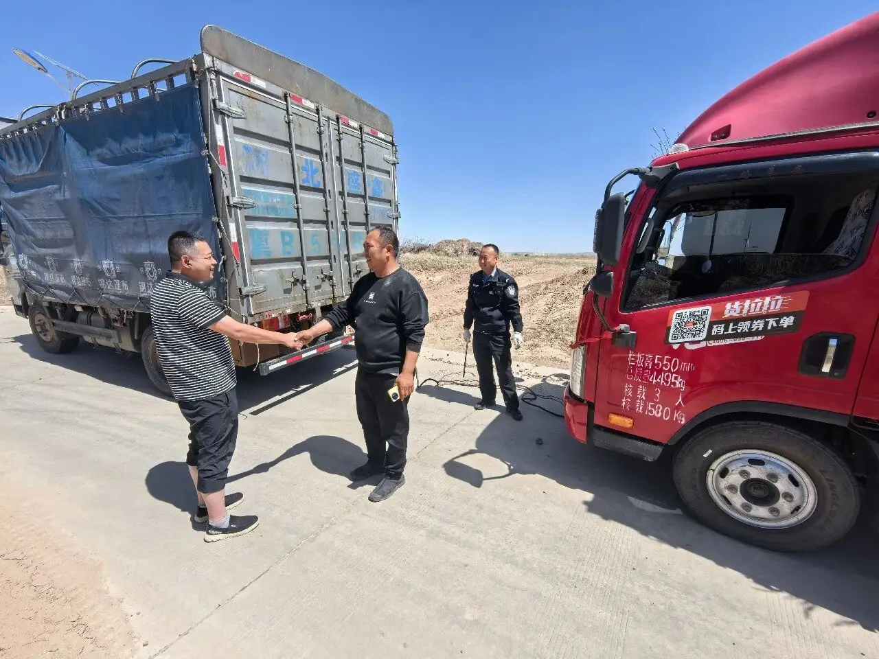 外地货车山路抛锚，定边公安民警暖心救援