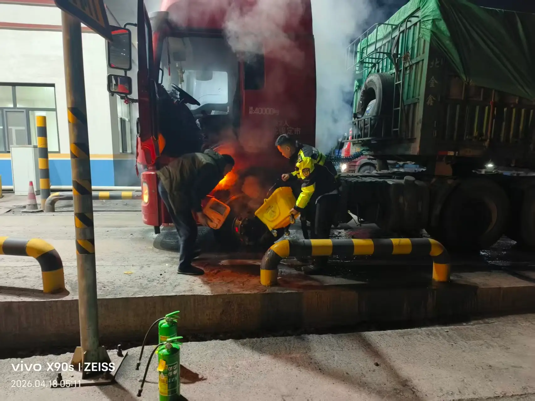 碾房峁超限检测站快速处置半挂车爆胎起火险情 保障道路安全