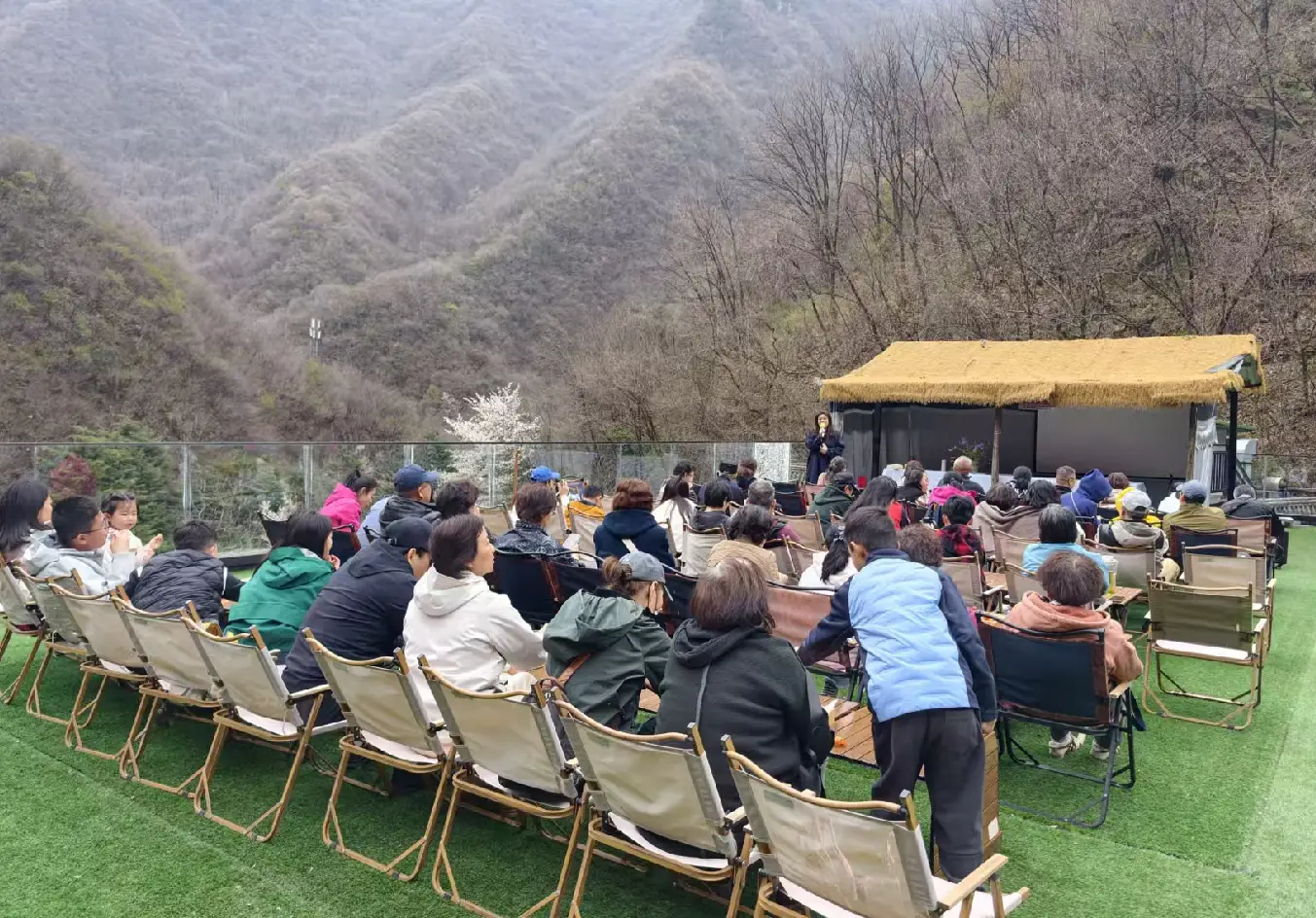 趣味采摘传金融知识 消保反诈护客户安全