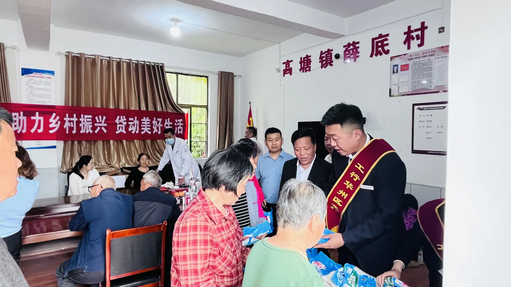 送温暖 办实事 | 工商银行渭南分行惠民行动进乡村