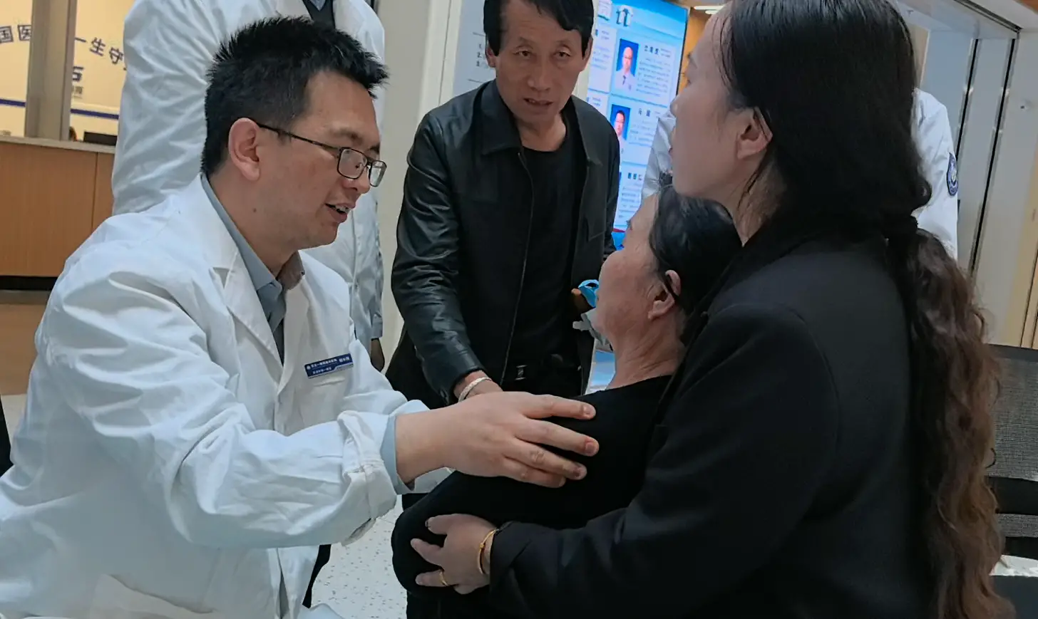 定边女子胳膊脱臼，交大一附院榆林医院义诊专家几分钟搞定！