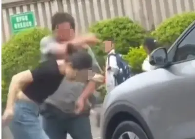 女子脚踹保安被掌掴有新画面！ 保安强行关车门，夹到对方腿部 律师指出：保安不属于正当防卫