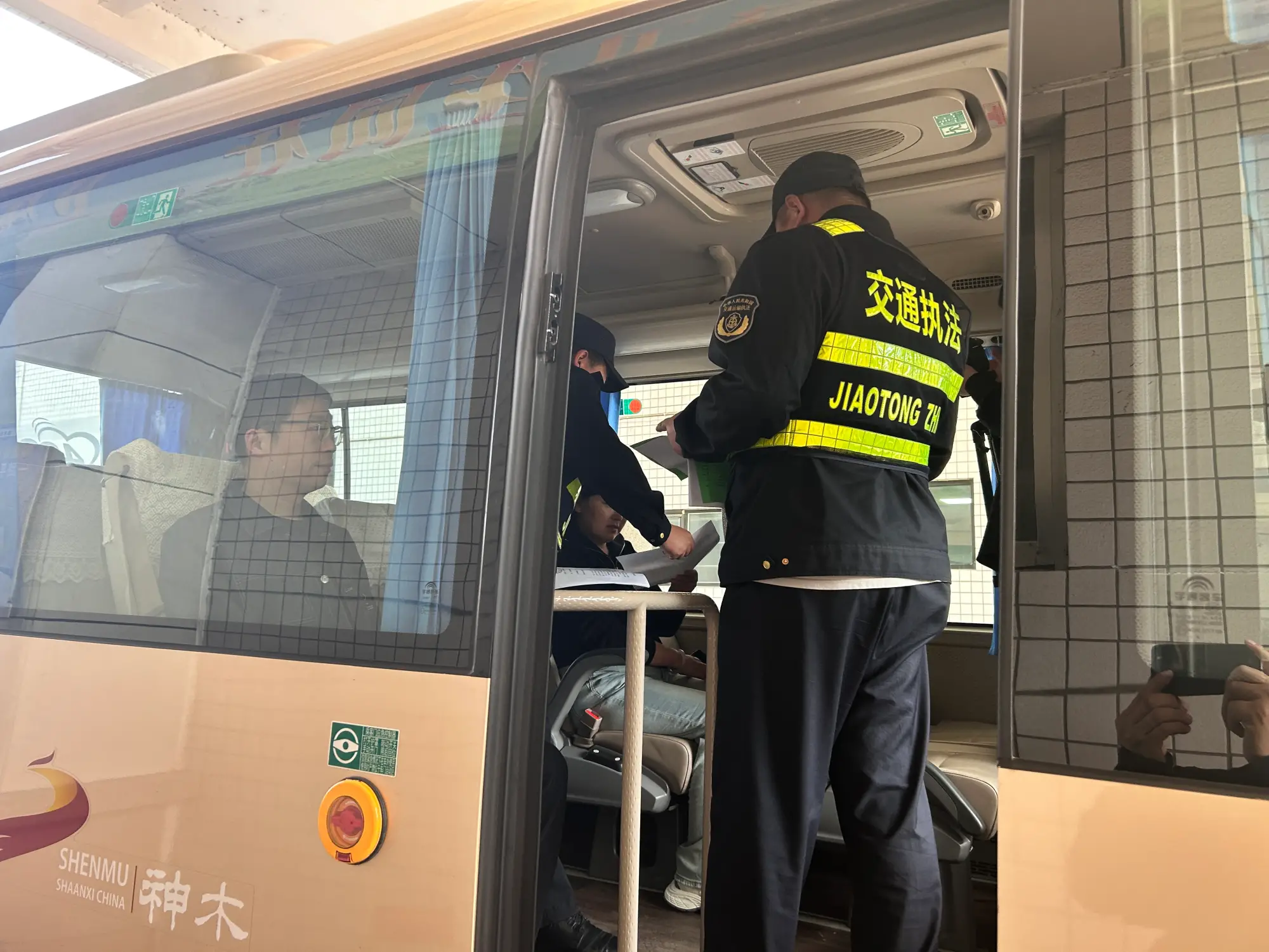 神木：整治非法营运 筑牢群众平安出行防线