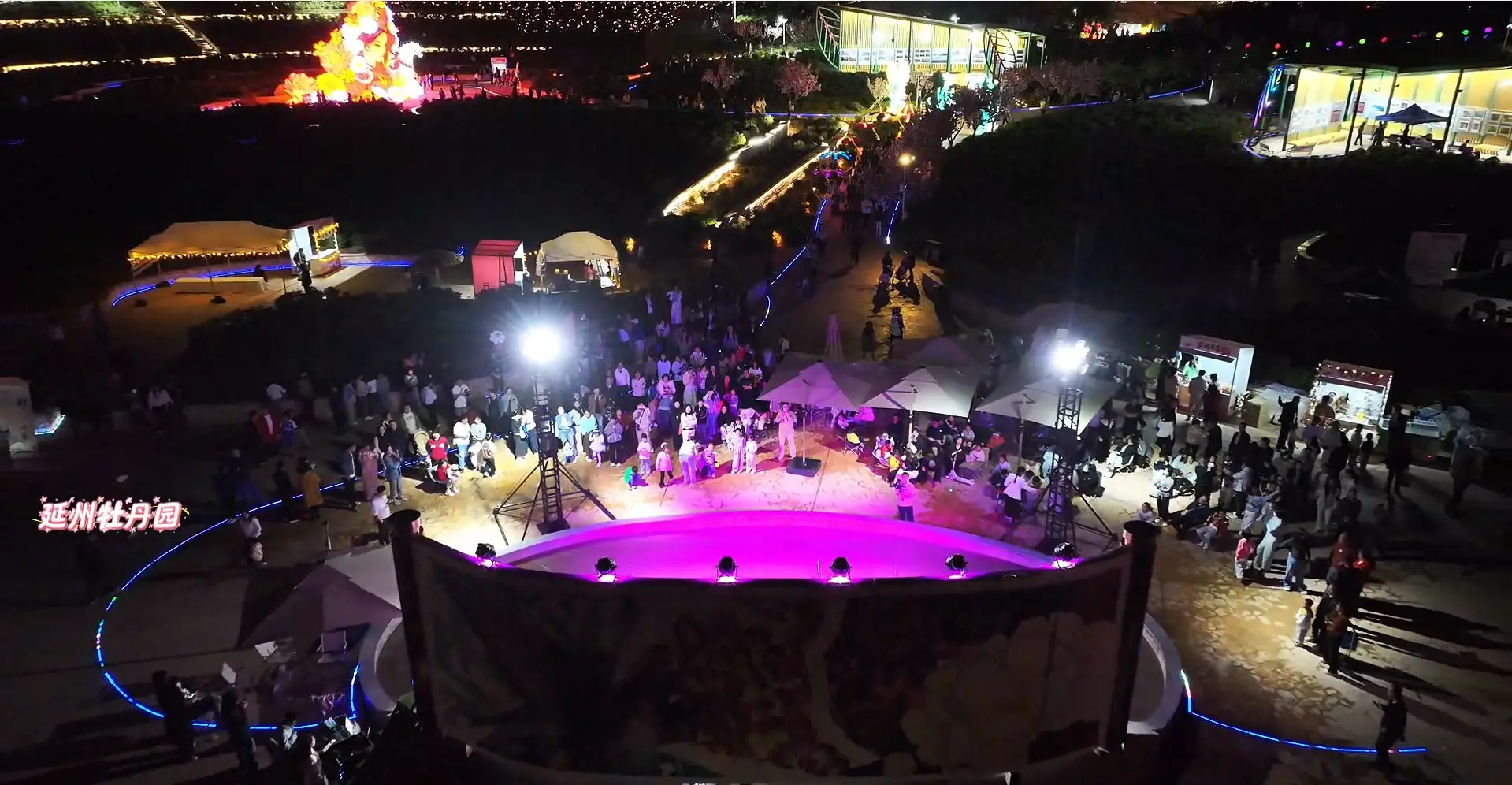 延安牡丹园烛光Live Show现场氛围感拉满，特设全民开放舞台，可现场报名登台献艺，赴一场春日浪漫之约，沉浸式解锁繁花夜色里的狂欢夜晚