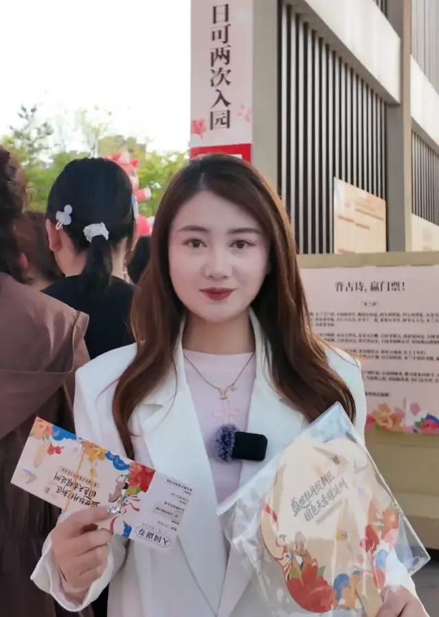 新区牡丹园出新意 众多游客诵《木兰辞》免费畅游牡丹园