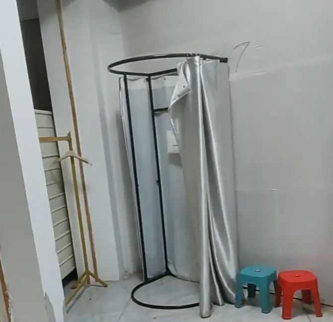 为方便网购退货，农村快递驿站安装试衣间获好评，老板：村里老人多，跑一趟路费就得10多块