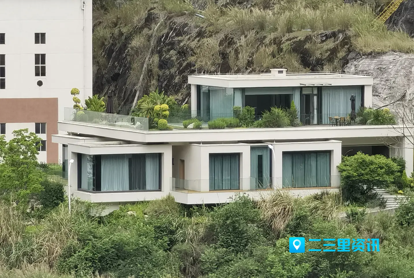 四川一水电站内一建筑引质疑 多方回应：系监控中心 记者调查：未备案未办工程规划许可未验收