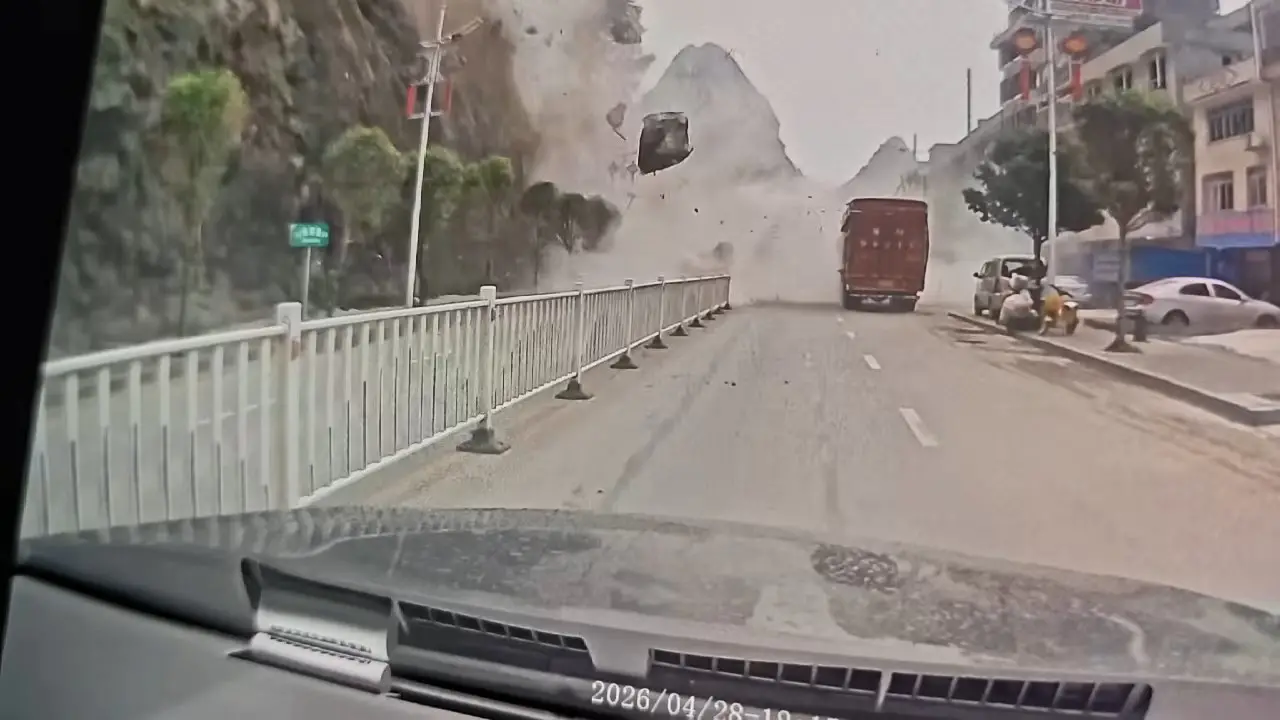 广西一道路突发岩石崩塌致2伤 最新：伤者为一名五六岁孩童一名女性 亲历者：店内一车被砸报废一车受损严重