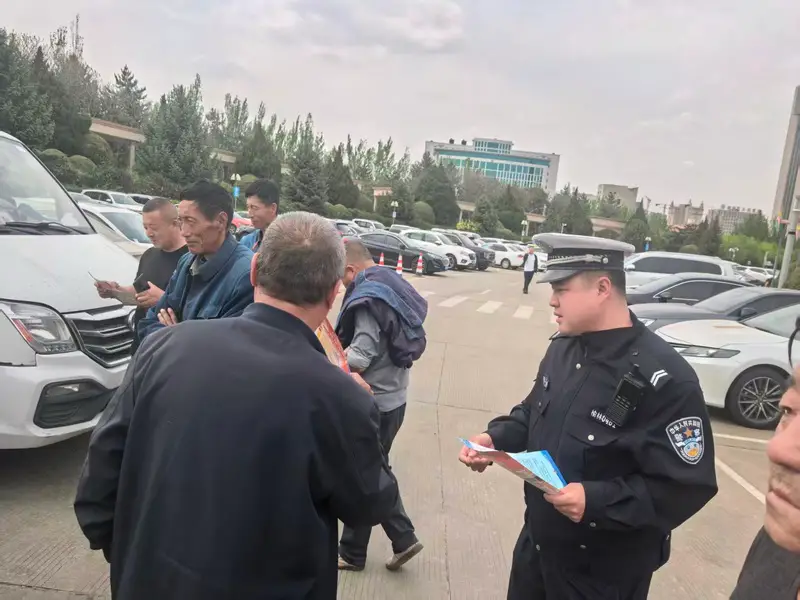 二大队交警走进广场与群众“面对面”开展交通安全宣传活动