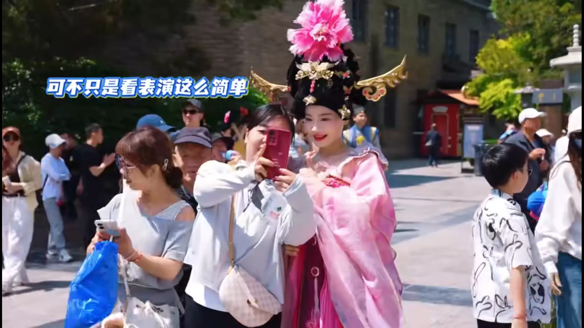 跟着巡游队伍游览城墙，和 NPC 互动拍照，沉浸式感受千年前长安的繁华盛景，随手一拍都是出片！