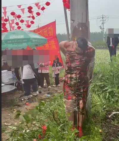 开封一新郎被绑电线杆扔鸡蛋、泼红色液体，拍摄者称“他以前闹得更狠”，村干部回应：是新郎外地朋友干的，已约谈家长