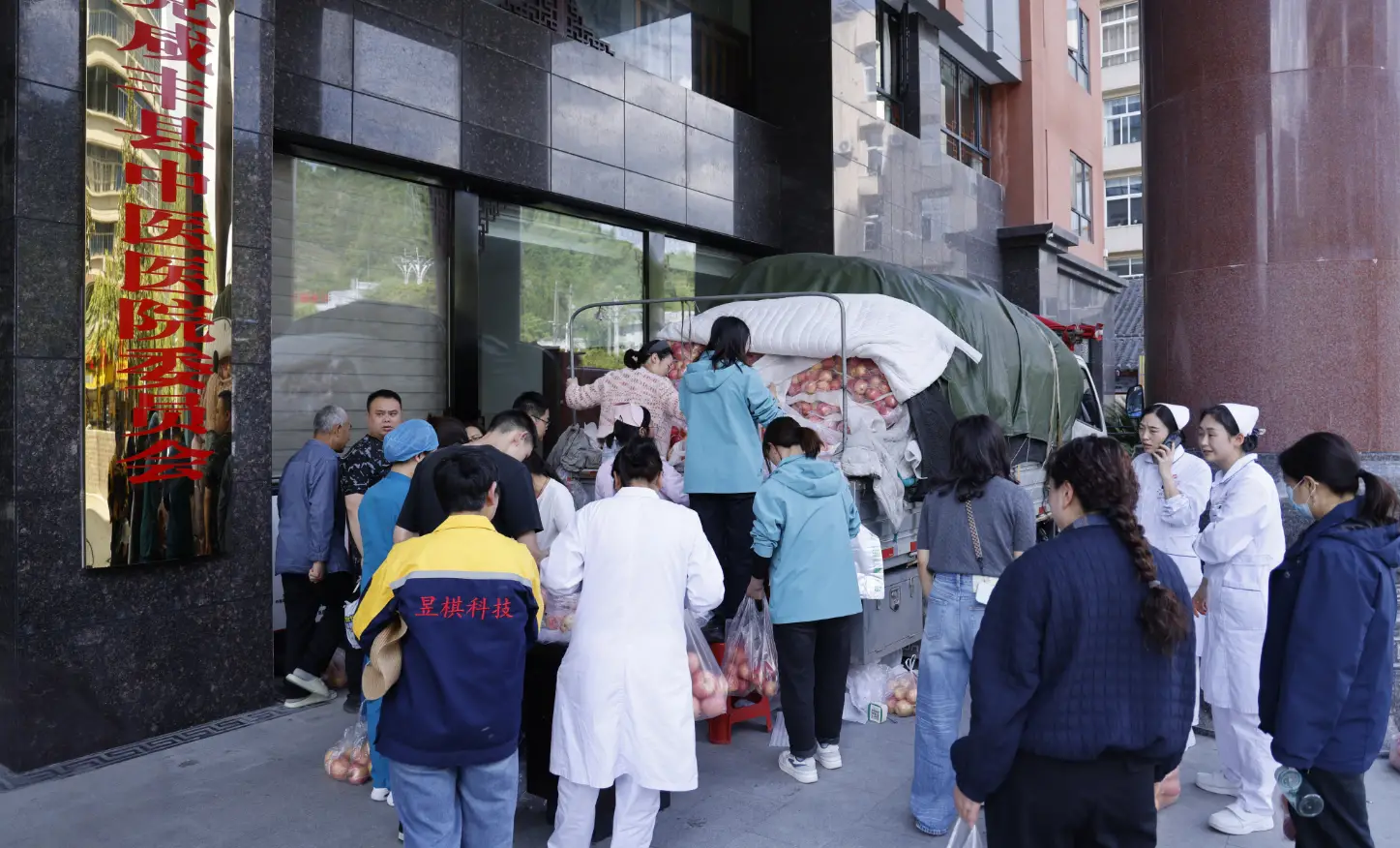 评论|从一车苹果到两城山水：陕西洋县与湖北咸丰的一场暖心接力