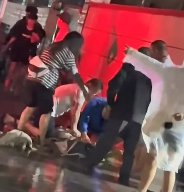 濮阳暴雨一学生校门口倒地 濮阳油田总医院：学生已死亡 华龙区教育局：不清楚此事
