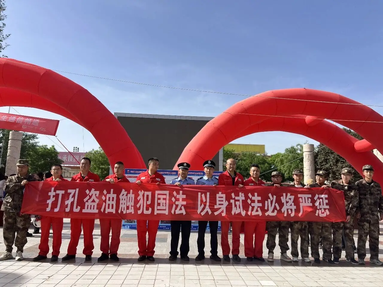 定边县公安局开展油气、“三电”设施安全宣传 筑牢平安防护屏障
