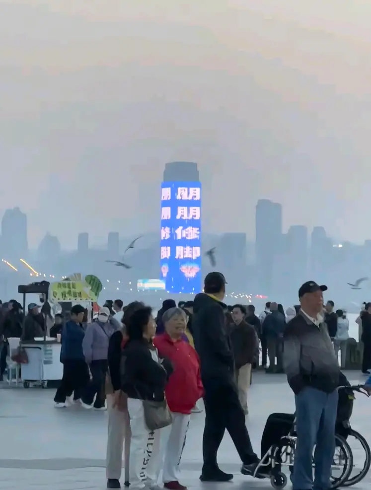大连跨海大桥旁巨幅 “朋朋修脚”广告引争议 网友：不只是个广告