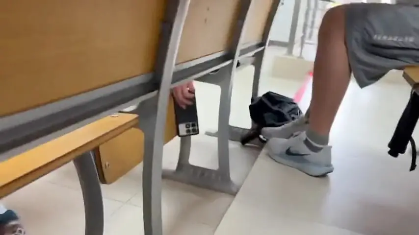 华南理工一男生教室偷拍女生当场被抓  校方：确有此事，给予留校察看一年处分