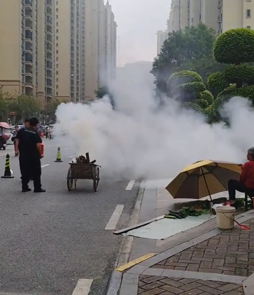 物业为驱赶摊贩，使用灭火器？ 回应称是“消防演练”，住建局：已接到反映，将核查