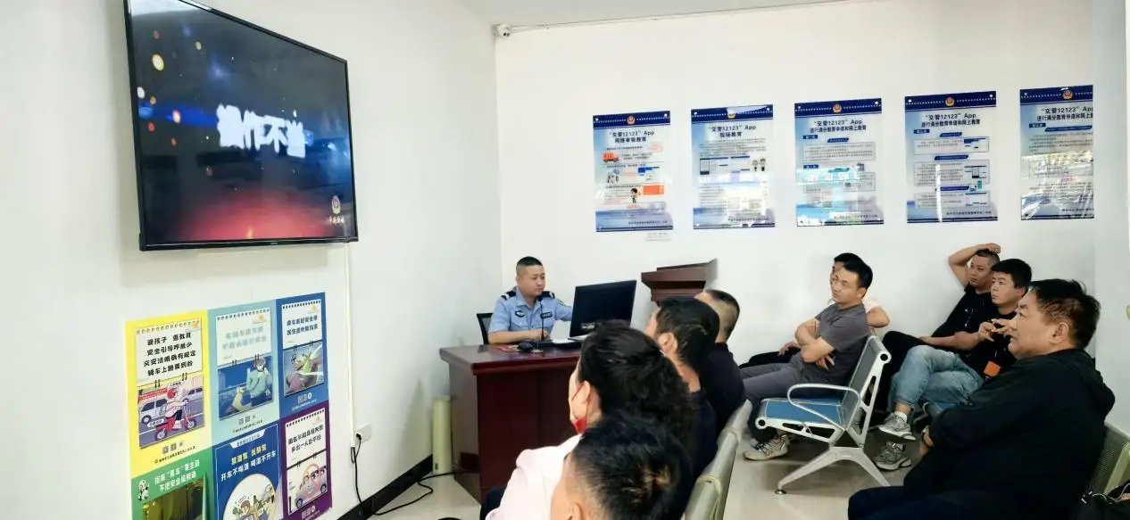 榆林市公安局交管支队二大队车管所组织重点企业驾驶人开展交通安全教育培训