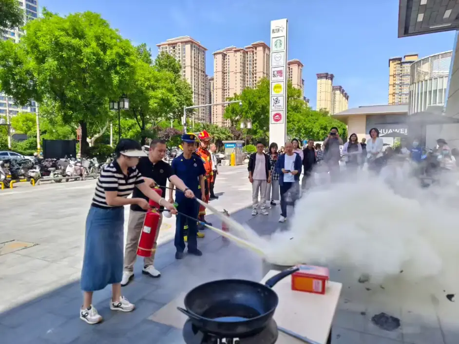 自强西路消防救援站联合红庙坡街道办开展“5·12”防灾减灾宣传活动