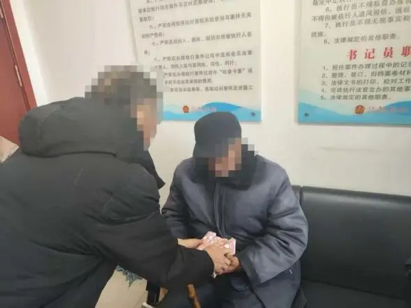 神木法院执结特殊债务纠纷案：病弱老人握手言和，司法温情融化寒冰