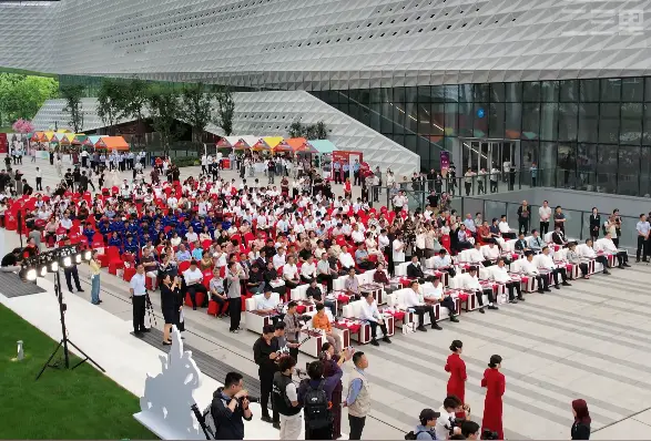 中式婚礼的排面中国车给！26台国产车520护航26对新人结婚