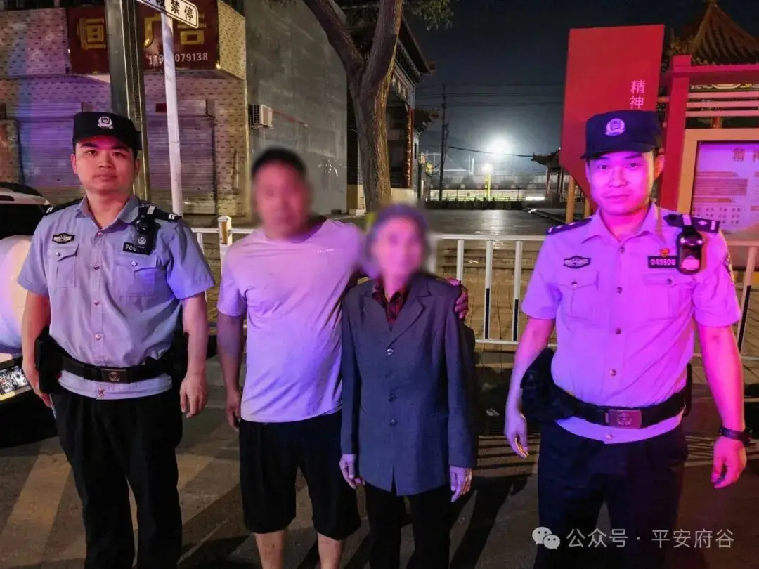 七旬老人街头走失 府谷民警暖心助其平安归家