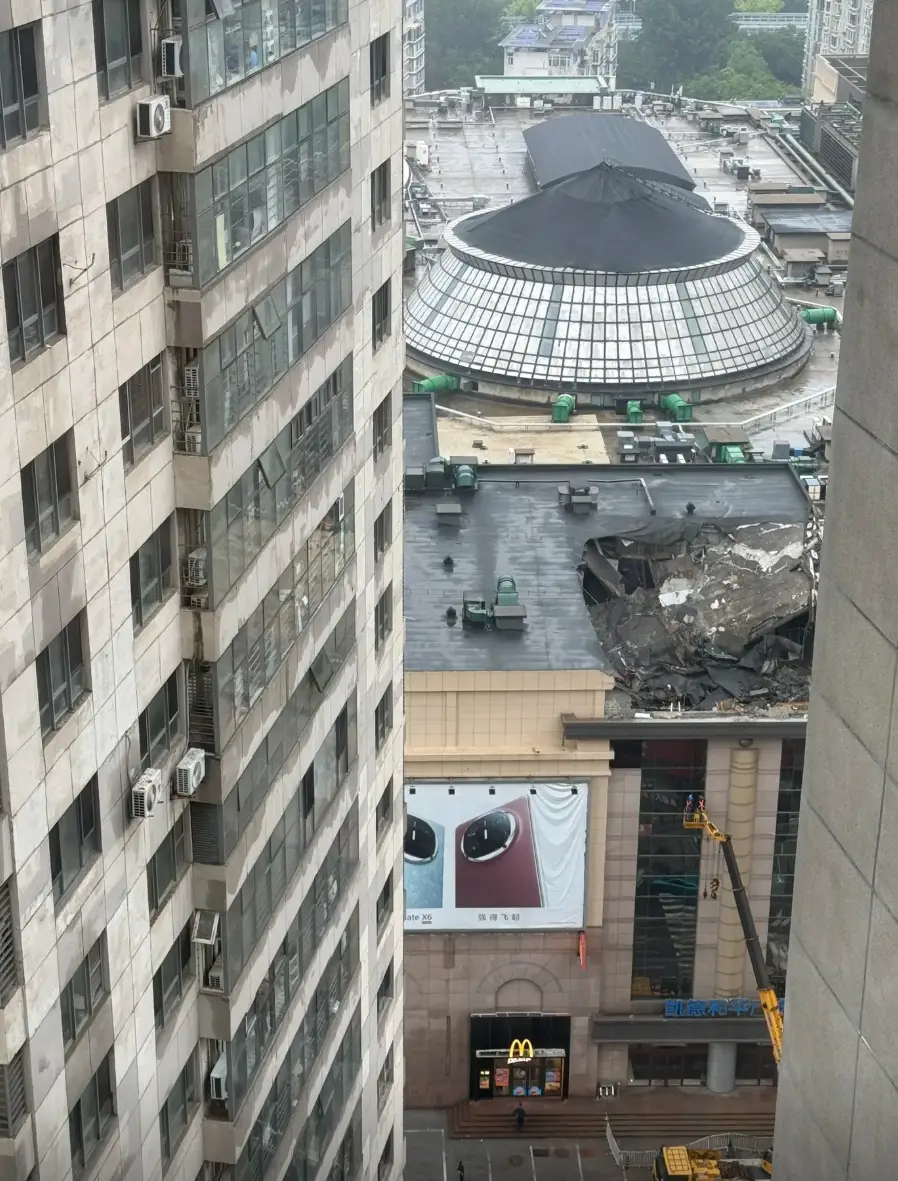 大连一商场楼顶局部坍塌，应急局：正在处理，原因不明，未造成人员伤亡