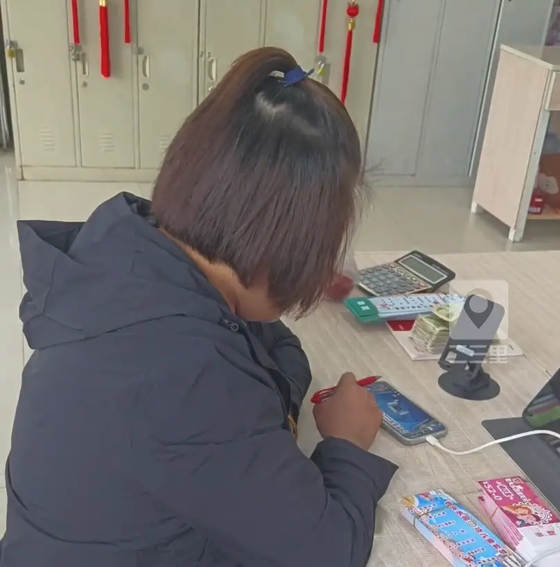 游客投诉包头乐园售票员上班打游戏且态度傲慢，园方回应：严肃处理，已办理套票延期